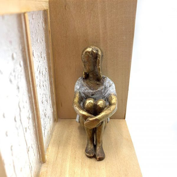 escultura-personalizada-niña-ventana