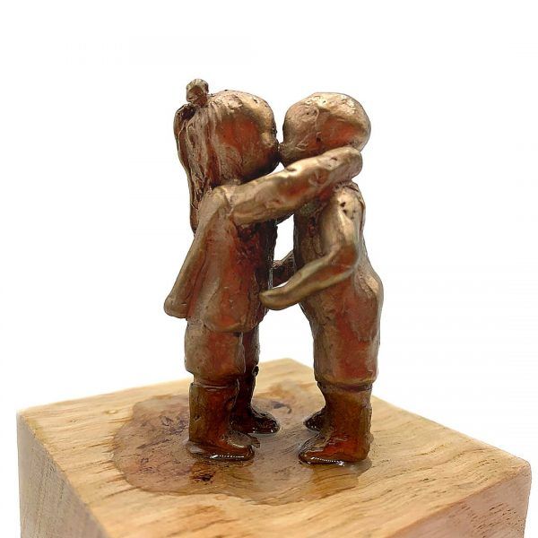 escultura-NiñosEnamorados_4