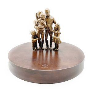 escultura-personalizada familiacristiana-aeresculturas-main-baja