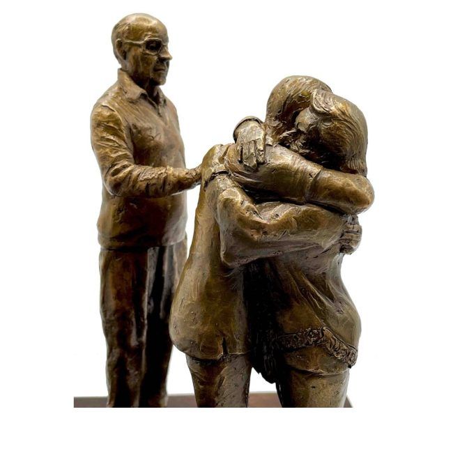 Escultura-personalizada-abrazo