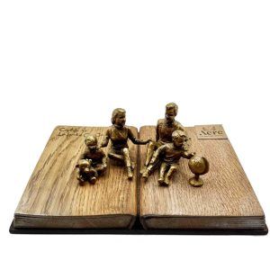 Escultura-personalizada-familia-libro