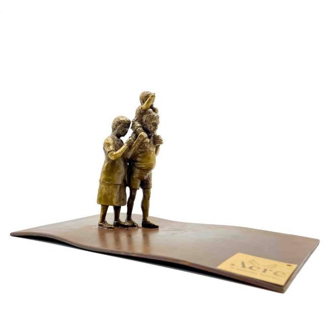 Escultura-personalizada-pareja-niño